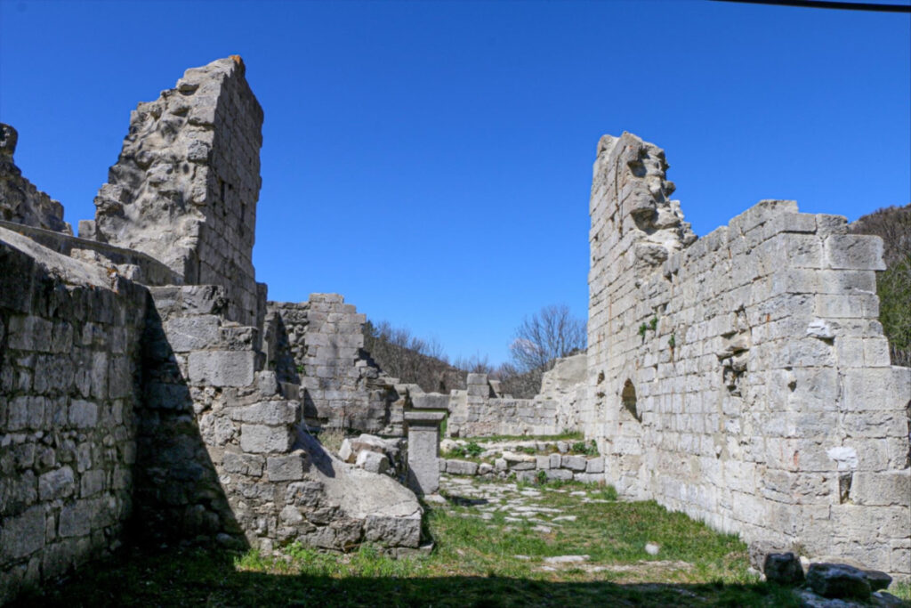 Découvrez l'Abbaye de Clausonne : une plongée au cœur de l'histoire