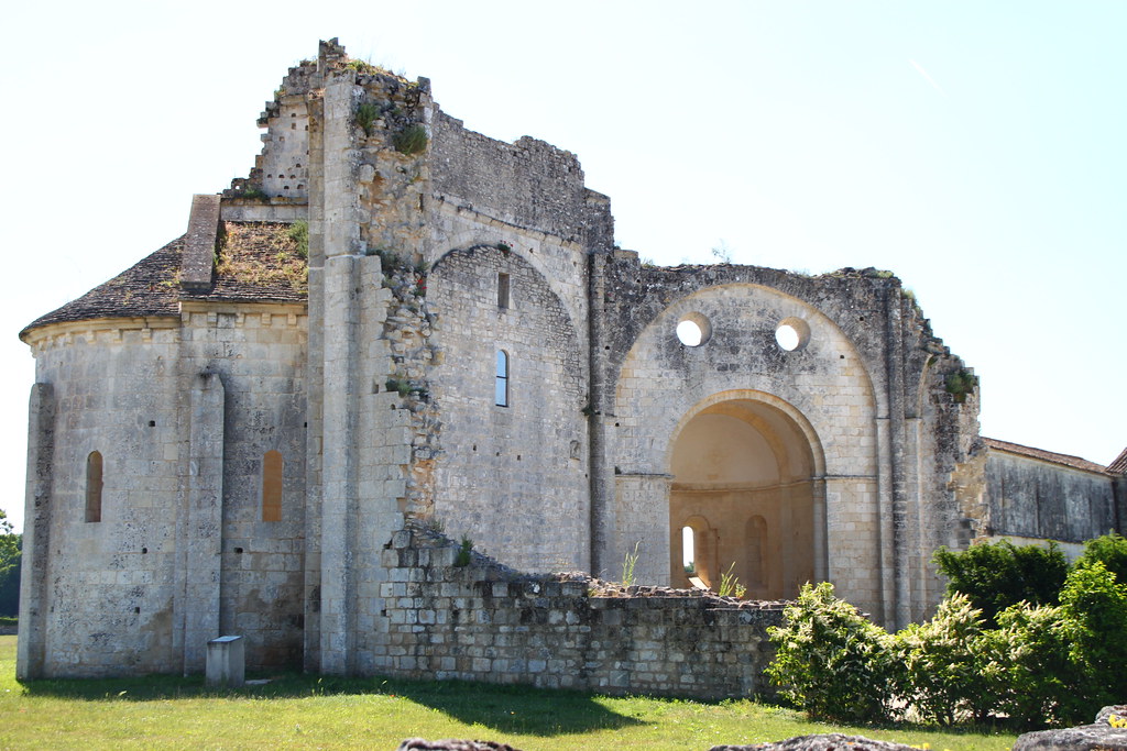L'Abbaye de Trizay : Un voyage à travers l'art, l'histoire et la nature